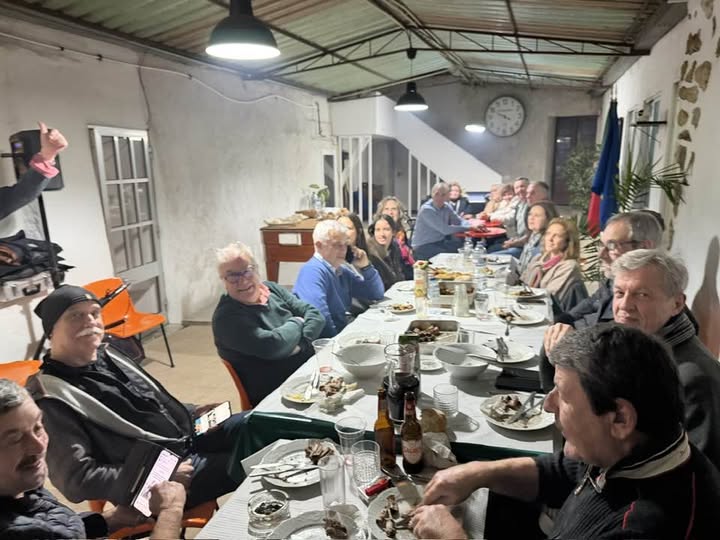 Comunidade reunida numa celebração na Makers Unit