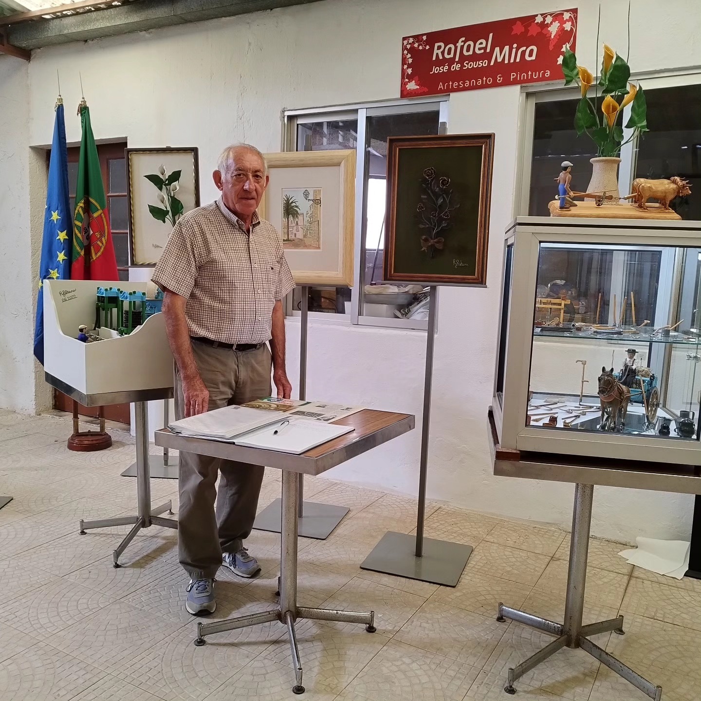 Exposição de trabalhos de um criador local na Makers Unit