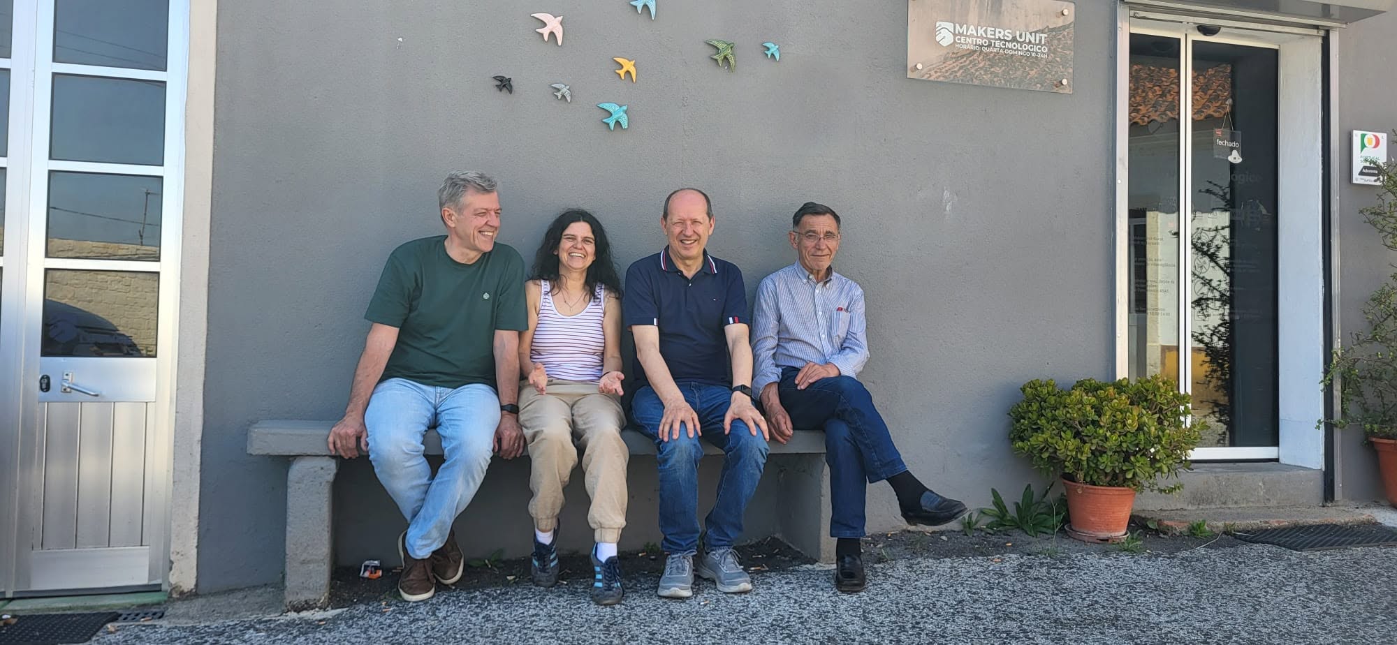 Visita internacional à entrada da Makers Unit