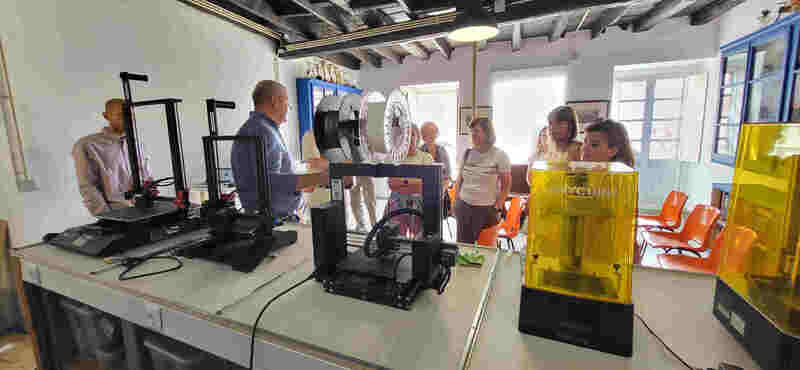 Workshop técnico junto de impressoras 3D de resina
